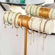 Componenti Dai un'occhiata al nostro assortimento di espositori per bigiotteria 