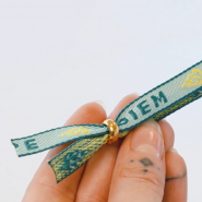 Suggerimento! Ecco come fissare una chiusura smart bead al nastro con testo