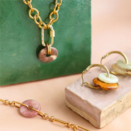 Set di ispirazione Eleganti design di gioielli con pendenti in pietra naturale donuts