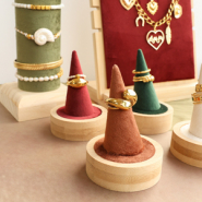 Set di ispirazione Mostra la tua collezione di gioielli con espositori in legno 