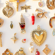 Set di ispirazione Mixa e abbina con ciondoli in metallo: cuori, country e smiley