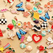 Set di ispirazione Crea una collezione funky con perline e ciondoli in metallo