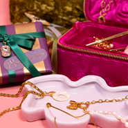 Set di ispirazione È tempo di ispirazione natalizia: scopri una collezione di gioielli eleganti e divertenti