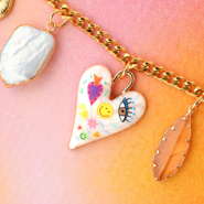 Novità Dai un'occhiata al nostro assortimento di ciondoli con un anellino o un foro