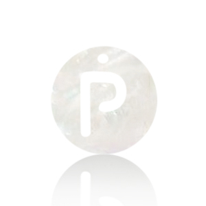 Pendenti di conchiglia prodotti speciali lettera P bianco (colore naturale)