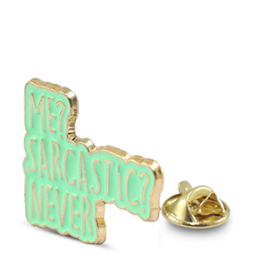 Pins "Me? sarcastic? never" verde-oro