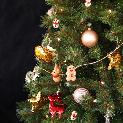 Qui vedi come creare simpatici addobbi per l'albero di Natale