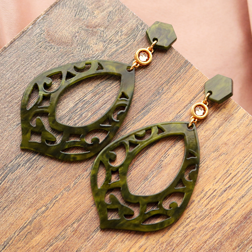 Crea fantastici orecchini con pendenti in resina