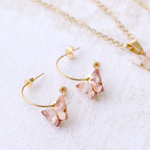 Guarda qui come realizzare gioielli di tendenza con i ciondoli con di farfalla in resina