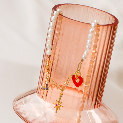 Crea simpatici gioielli con questi ciondoli e chiusure di tendenza