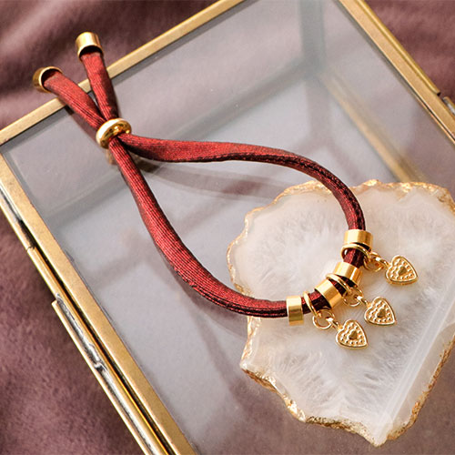 Ecco come utilizzare il nastro elastico Ibiza per una collezione di bracciali