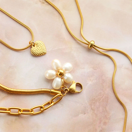 Una collezione di catene a rol&ograve; in acciaio inossidabile 