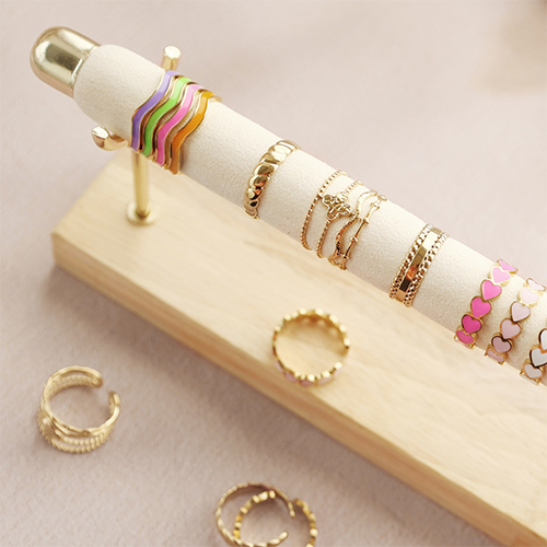 Espositori per bigiotteria gi&agrave; pronti con una variet&agrave; di anelli