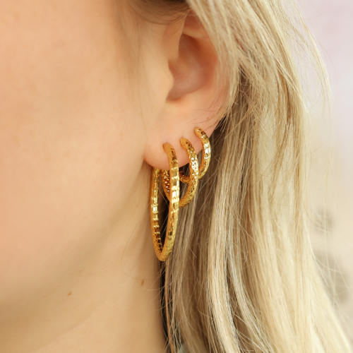 Mettiti all&rsquo;opera con con gli orecchini a cerchio in acciaio inossidabile e gli orecchini con catena in acciaio inossidabile  