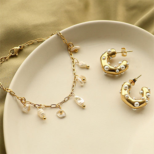 Ecco come abbinare questi bracciali e orecchini in acciaio inossidabile