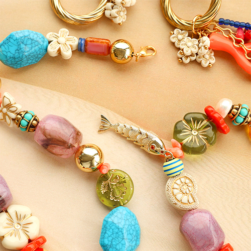 Splendide perline in acrilico con dettagli dorati