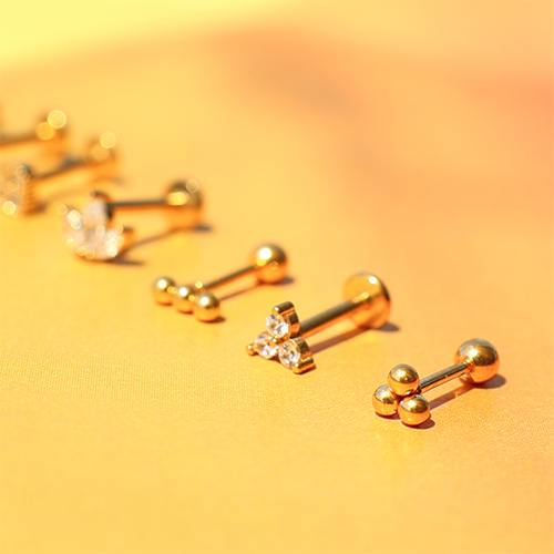 Momento di ispirazione con piercing in acciaio inossidabile