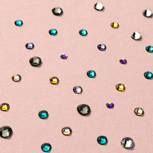 Idee scintillanti con pietre strass Hotfix e catena di strass