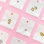 Gioielli minimal con ciondoli in acciaio inox con strass 