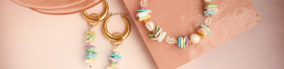 Nuove perline di conchiglia colorate per l'estate