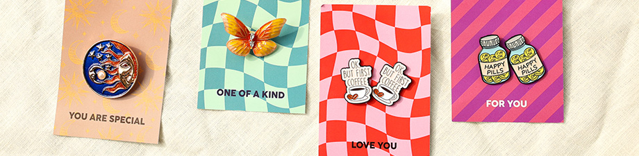 Acquista ora! Spille e pins colorate con design giocosi